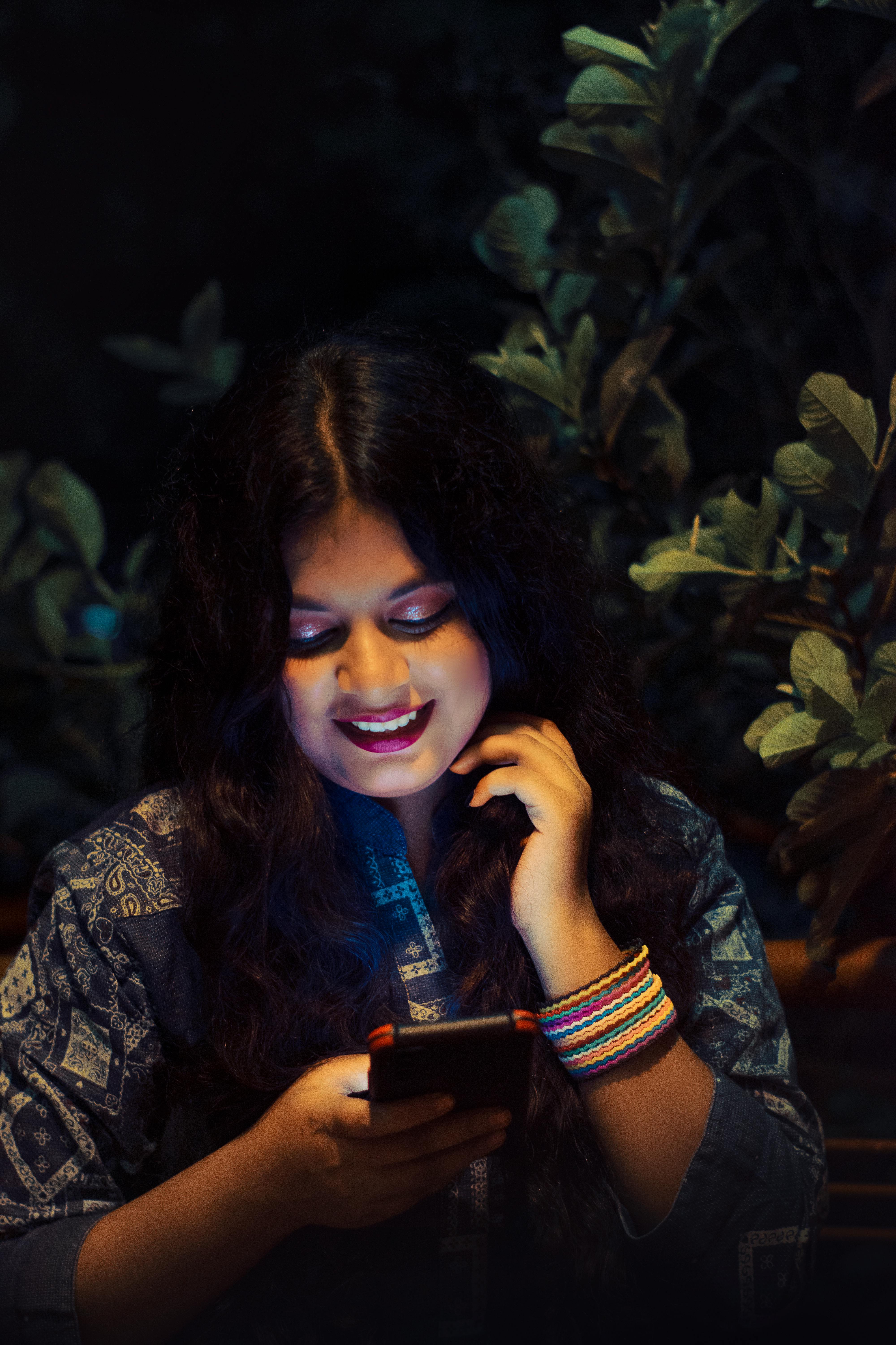 Persona resolviendo las pistas desde el móvil